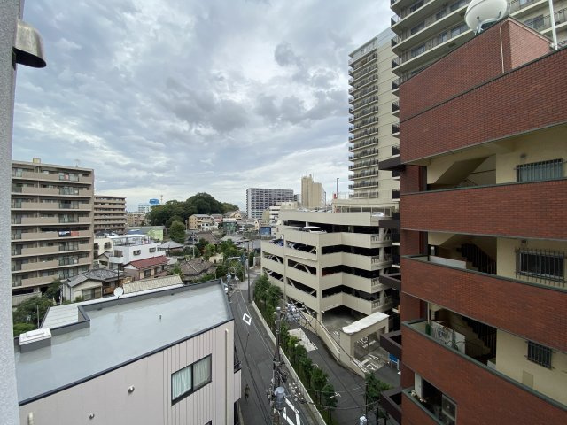 洋室からの眺望。窓を開けると室内の空気がよく通り抜けていきます。