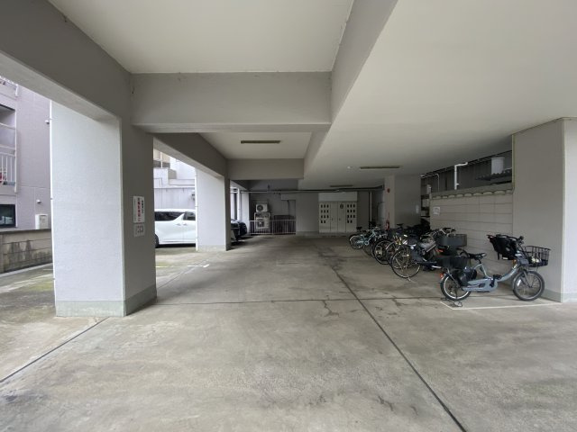 平置き駐車場。空き状況は要確認です。