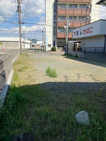 建物から県道側を望む。10m道路へ直結する開放的な視界