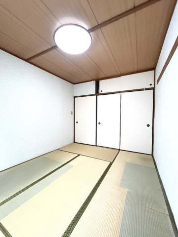 北側バルコニーに面した6帖和室は押入付きで、寝具や季節物をすっきり収納できます。