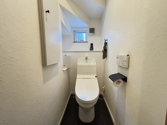 シンプルで使いやすいトイレ空間は、清潔感のある落ち着いた雰囲気です。コンパクトながらも動きやすさが確保されており、日常的に使いやすい仕様です。窓があることで換気もしやすく、快適な環境を維持できます。