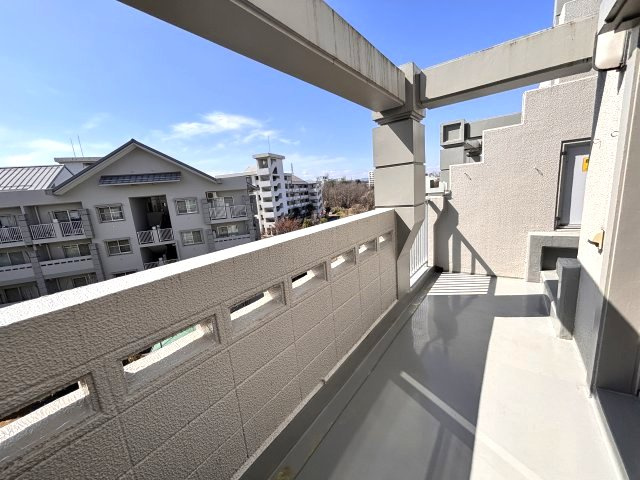 Ｌ字バルコニーで広々と利用できます　日当りが良くお洗濯も早く乾きそうです