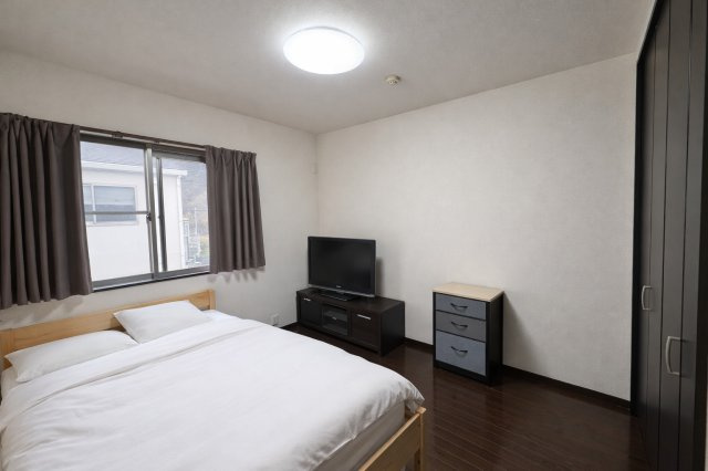 落ち着いた色調の寝室です