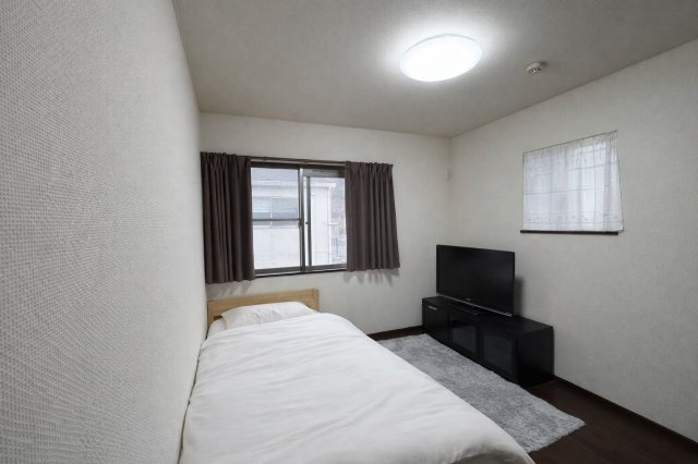 落ち着いて過ごせるお部屋なので、寝室にいかがでしょうか