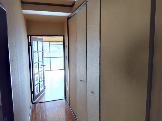 玄関から居室へと続く、すっきりとした廊下です。壁面にはしっかりとした収納スペースがあり、日用品や季節物の保管にも便利です。生活動線が整理しやすく、室内を広く使えるのが嬉しいポイントですね　。