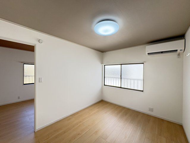 ご夫婦の寝室や子ども部屋など、家族構成に合わせた使い分けが可能。こちらの洋室も窓が設けられ、自然光を取り込みやすい空間。明るい木目調の床と白い壁で統一され、すっきりと清潔感のある印象に仕上がっています