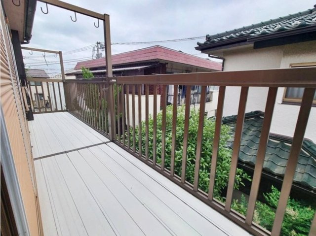 2部屋から出られるバルコニーでは洗濯物やお布団干しが捗ります