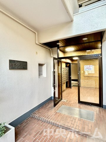 【エントランス】マンションのエントランスは、その物件の印象を決める、顔とも言える場所です。毎日通る場所ですからきれいなのが一番です。エントランス内はオートロックですので暮らしの安全も確保されています。