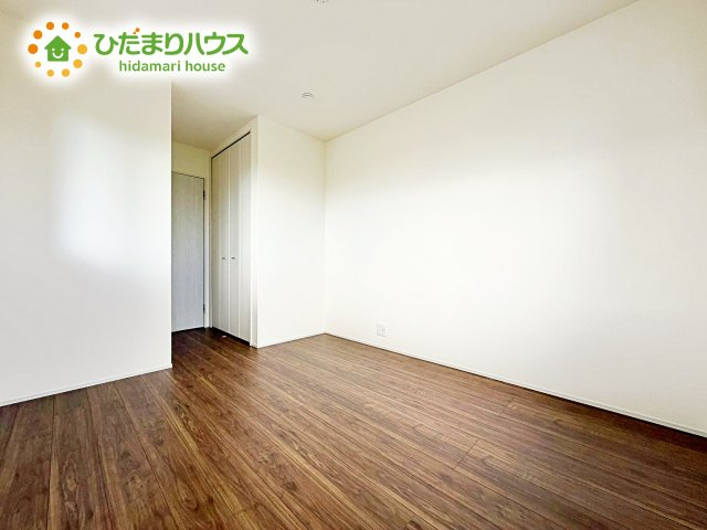 お子様の成長に合わせて、自由に模様替えできるように考えた、シンプルな洋室。