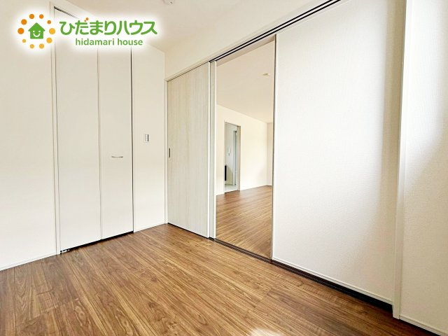 明るい日差しが降り注ぐお部屋に、居心地の良さを感じさせるコーディネート。家具やカーテンでお気に入りのお部屋に♪
