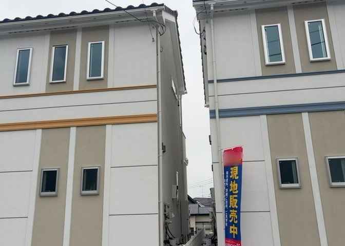 バルコニーは、室外の専用スペースのうち、「屋根がなく開放された空間」であるものを指します。ベランダより広いタイプのものが多く、日当たりもよいため家庭菜園などを楽しみたい人にとって適した環境となります。