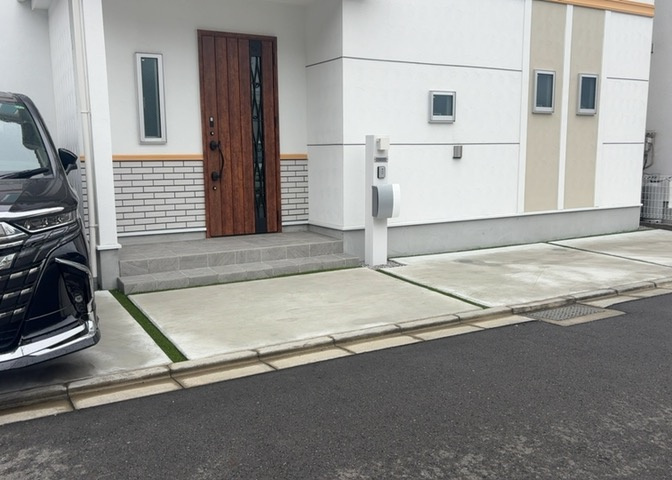 玄関ポーチにおいて最も重視すべきと言っても良いのが広さです。適切な広さの玄関ポーチでないと外見的なバランスは崩れてしまいますし、何より使いにくくなってしまいますので、現地で実際に下見をしてみましょう！