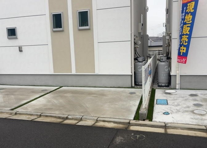 床下換気口は、床下に湿気がこもることを防ぎ、効果的に換気を行うために設置されています。床下換気口が設置されていない建物は、基礎パッキング工法などにより換気を行なっています。詳細は現地でご確認ください。
