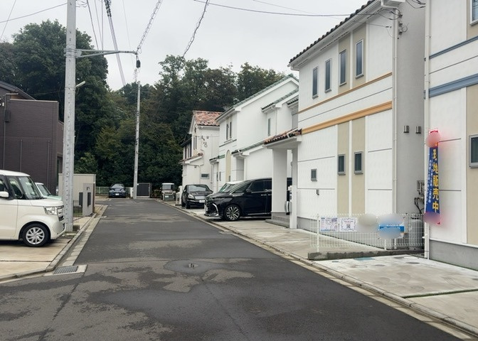 南側道路の場合は長い時間光を入れ込むことができるため、庭やリビングを道路側に持ってくることが多く土地価格も高い傾向にあります。一方北側道路だとリビングや庭が南側になりプライバシーを守ることができます。