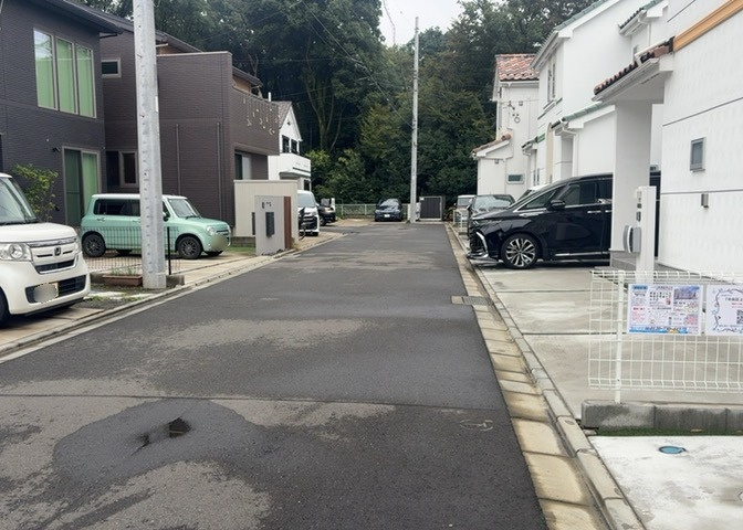 東側道路の場合は居室を南向きに設計しやすいため、朝日が入りやすいというメリットがあります。一方、西側道路も東側同様に居室を南向きに設計しやすいのですが、住宅地だと朝日が入りにくいという弱点があります。