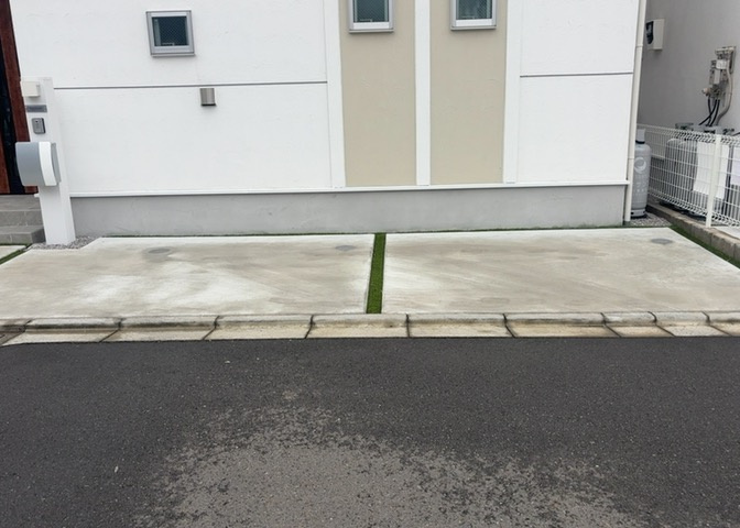 車一台あたりに必要なスペースは、標準サイズの普通自動車で横幅2m50cm、長さ5mは必要になります。ただし、乗降のことも考慮して横幅3m30cm、長さ5m50cmほどは確保できるところを選びましょう。