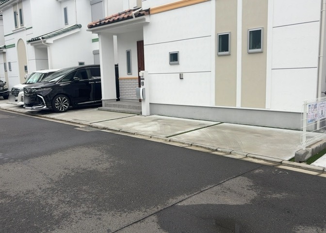 庭のある家に住むことのメリットとして、子どもたちの遊び場を確保できること、ガーデニングや家庭菜園を楽しめること、明るさを確保できることがあります。また、配置を工夫することでプライバシーが確保できます。