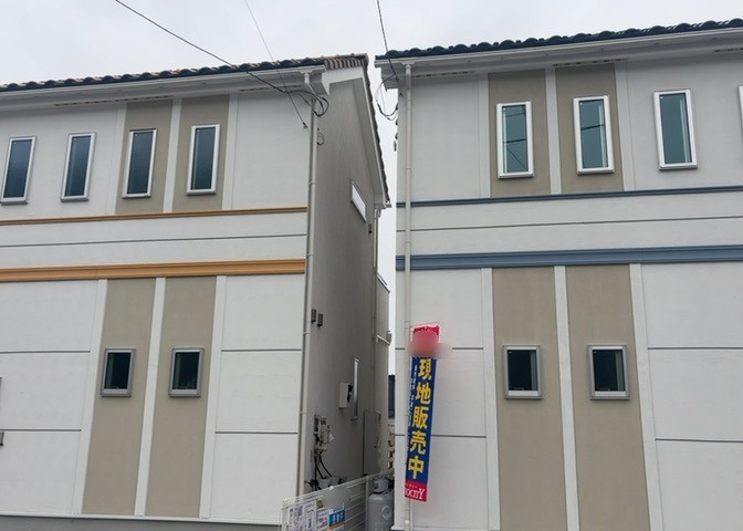 バルコニーは、建物内から室外へ楽に出入りできる便利なスペースです。また、バルコニーには手すりを付けることが義務付けられており、手すりの高さは110cm以上で施工することが建築基準法で定められています。