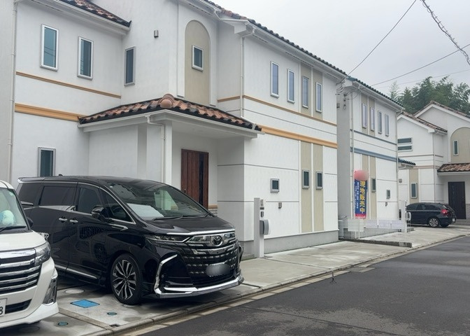 住宅用の土地では前面道路に2m以上接していなければならないと法律で定められています。しかし、お持ちの車のサイズやライフスタイルなどにより、2mでは利便が悪い場合もございますので、事前に確認しましょう。