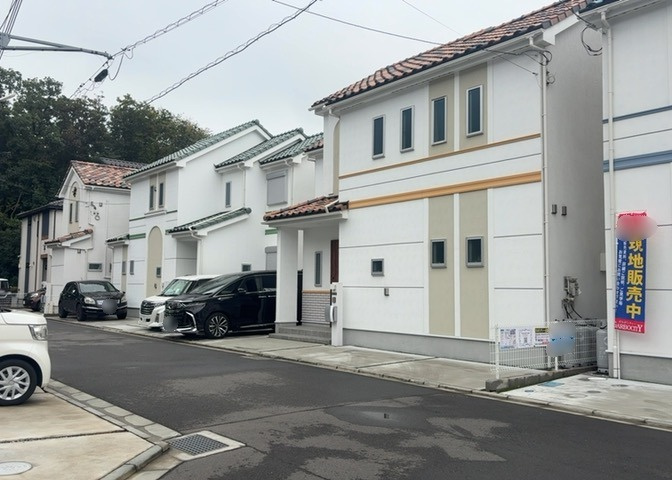 道幅が広い場所は日当たりや風通が良好です。幅が広いのですれ違いも可能ですし大きな車でも駐車可能！一方で、大型車が通ることも多くなるため交通量の増加により騒音に繋がります。また土地の値段が高くなります。