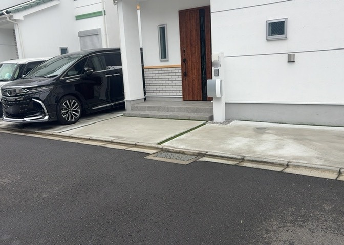 駐車場と明記されていても、最小スペースでつくられた駐車場だと大型車は駐車できなかったり、出入りしにくくなったりする可能性があります。お車のサイズと購入したい物件の駐車場のサイズを現地で確認しましょう。