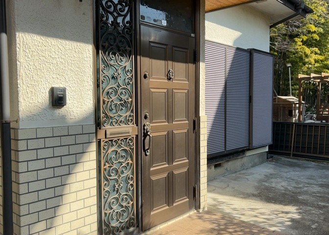 玄関は家の顔でもあり、家族以外の目にも止まる場所です。玄関は外との間を仕切る扉、靴などをしまっておく収納スペース、靴脱ぎのたたきスペース、来客とのやり取りをするドアホンなど複数のアイテムからなります。