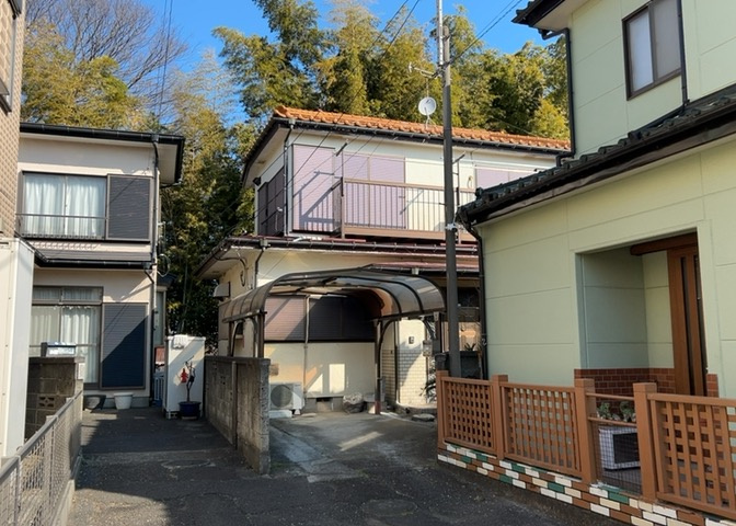 住宅用の土地では前面道路に2m以上接していなければならないと法律で定められています。しかし、お持ちの車のサイズやライフスタイルなどにより、2mでは利便が悪い場合もございますので、事前に確認しましょう。