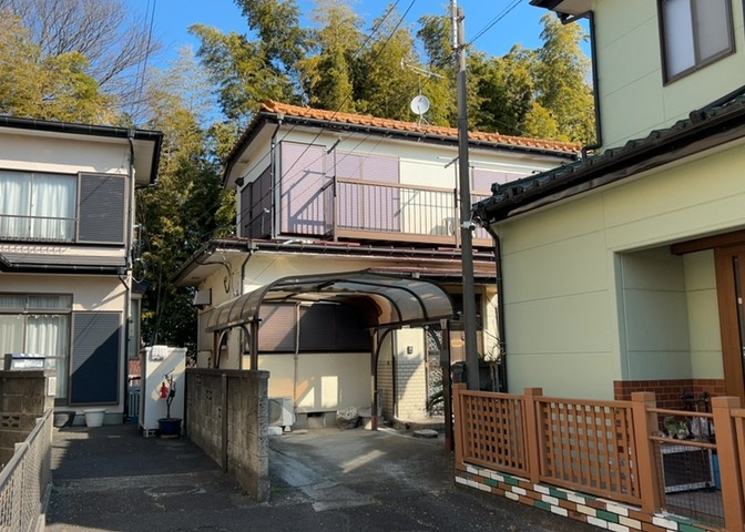 道幅が広い場所は日当たりや風通が良好です。幅が広いのですれ違いも可能ですし大きな車でも駐車可能！一方で、大型車が通ることも多くなるため交通量の増加により騒音に繋がります。また土地の値段が高くなります。