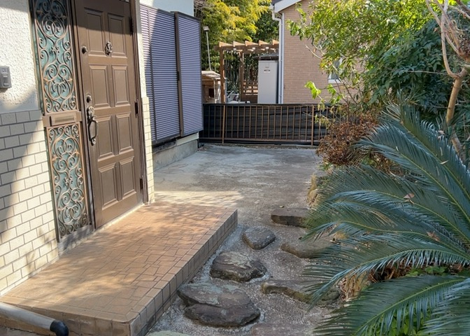 庭があることでガーデニングや家庭菜園はもちろん、こどもの遊び場やペットを放して遊ぶことができます。また、家の周囲に余裕があるということです。隣地との間があれば、十分な日当たりと、風通しが確保できます。