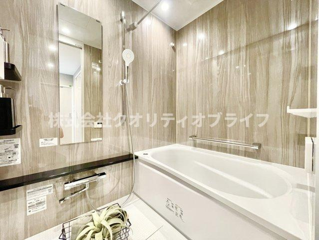 設備にまるごと新品交換された清潔感あふれるバスルーム。追い炊きや浴室乾燥機等、機能が整っており、気持ちよく新生活をスタートできる環境です。