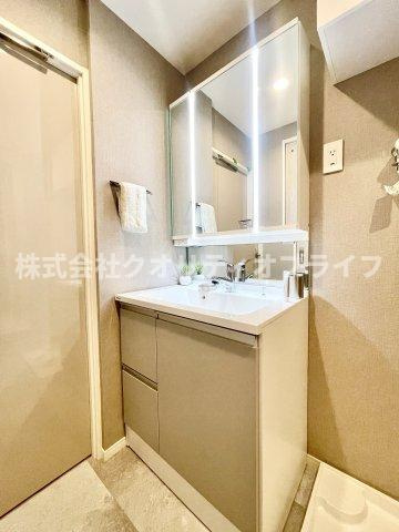 三面鏡付きの洗面化粧台。鏡の裏はすべて収納スペースになっており、散らかりがちな洗面まわりの小物を隠してスッキリと片付けることができます。