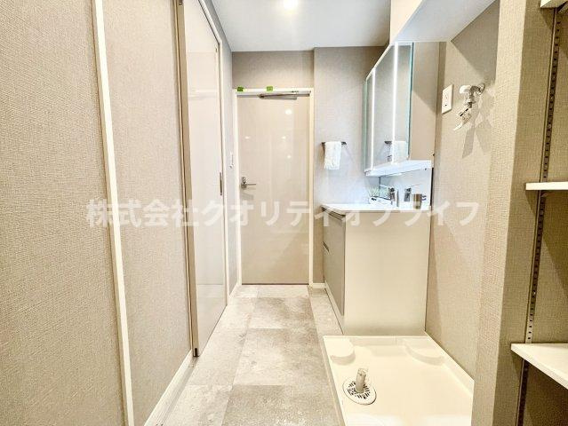 脱衣所はスペースは稼働棚が設置されており、バスタオルなども収納できます。