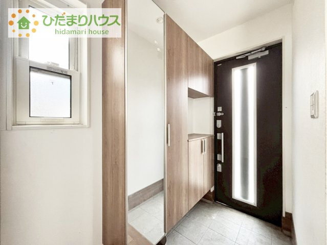 窓が多く明るい玄関(*^^*)　シューズボックスは大容量でスニーカーマニアも安心♪　鏡も付いておりお出かけ前の身だしなみチェックもできます！