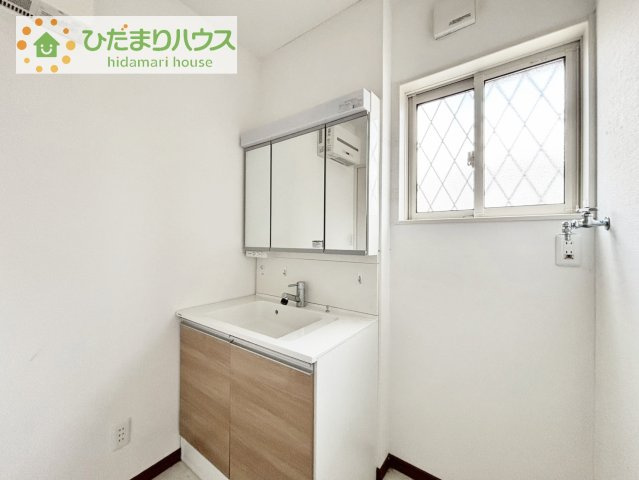 三面鏡の大きな鏡は憧れます(^^♪　鏡の後ろは収納となっていて、細かいものでも収納できるのでスッキリと整理できます！