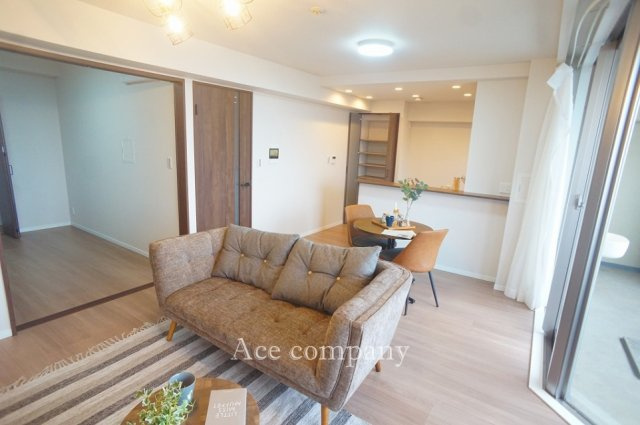 【LDK：13.5帖】全室クロス貼替え、床材張替え、水廻り設備一新、建具新調、ハウスクリーニング済みです☆