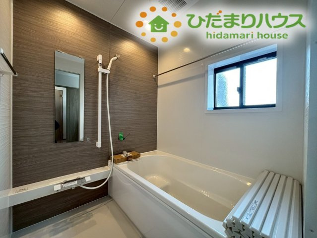 アクセントパネルが落ち着いた空間を演出するお風呂です！足を伸ばしてゆったりとお湯に浸かることができ、小窓から換気もスムーズに行えるため、日々の疲れを心地よく癒せます(/ω＼)
