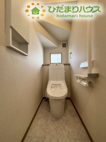 清潔感のあるホワイトで統一されたトイレ空間です！小窓から自然光が差し込み、換気もしっかり行えるほか、背面のカウンターには芳香剤や小物を可愛らしく飾ることもできます☆