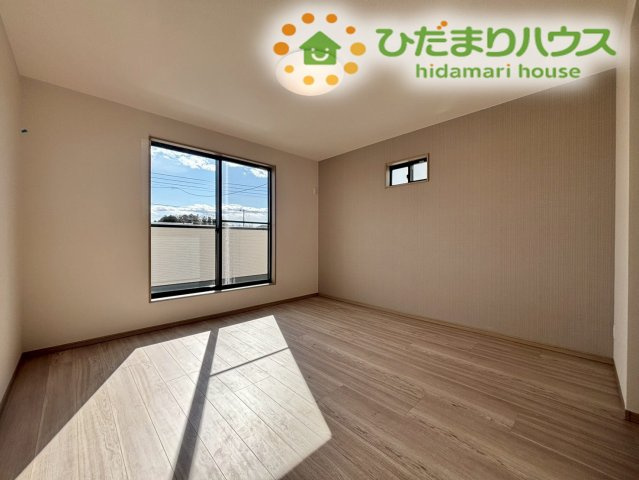 大きな窓からたっぷりと心地よい光が差し込む、2階の広々とした主寝室です！明るい内装が開放感をプラスしており、ベッドやテレビなどの家具を配置してもゆとりのある広さがあります！