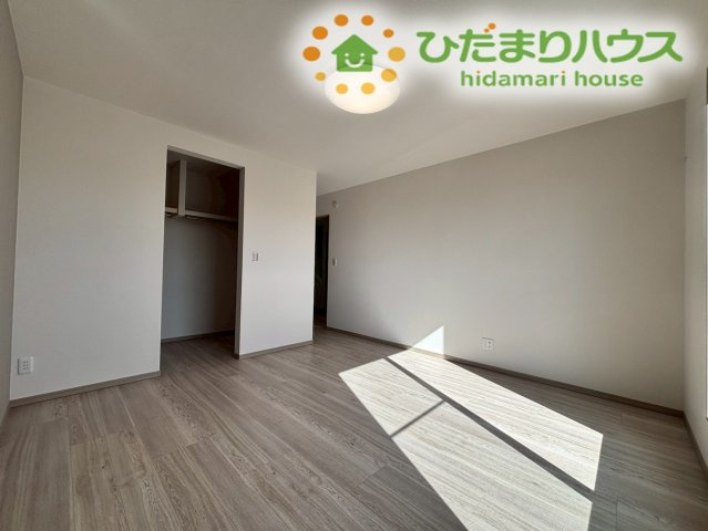 こちらの寝室は、奥に大容量のウォークインクローゼットが直接繋がっている間取りです！朝の身支度やお着替えの動線がスムーズになるほか、お部屋側には家具を置く必要がないため空間を広く使えます！