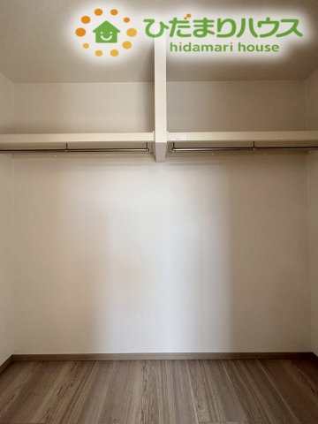 ハンガーパイプと上部棚がしっかりと完備された、広いウォークインクローゼットです！季節ものの衣類やスーツを掛けたまま綺麗に保管できるほか、足元には衣装ケースや旅行カバンもすっぽり収まります◎