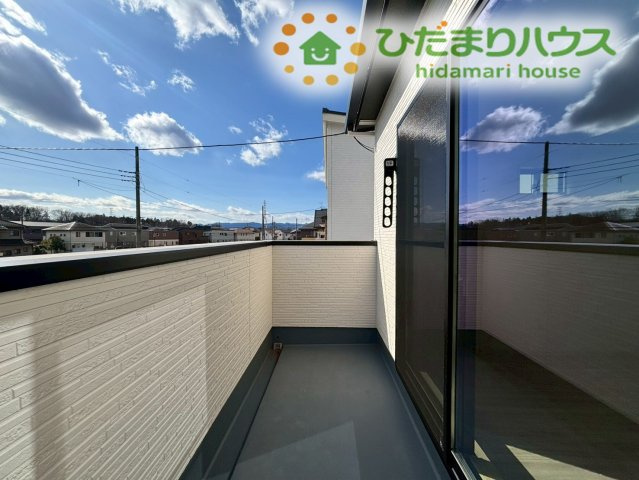 主寝室から出入りができる、日当たりに恵まれたバルコニーです！お洗濯物や家族分のお布団を一度にたくさん干すことができるほか、手すり壁が高めで周囲の視線が気になりにくい設計です！
