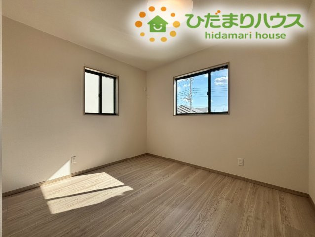 2面に配置された窓から、安定した明るい光と風が通り抜ける洋室です！シンプルな形状なのでベッドや学習机の配置がしやすく、お子様の成長に合わせたお部屋の模様替えもスムーズに楽しめて安心です!(^^)!