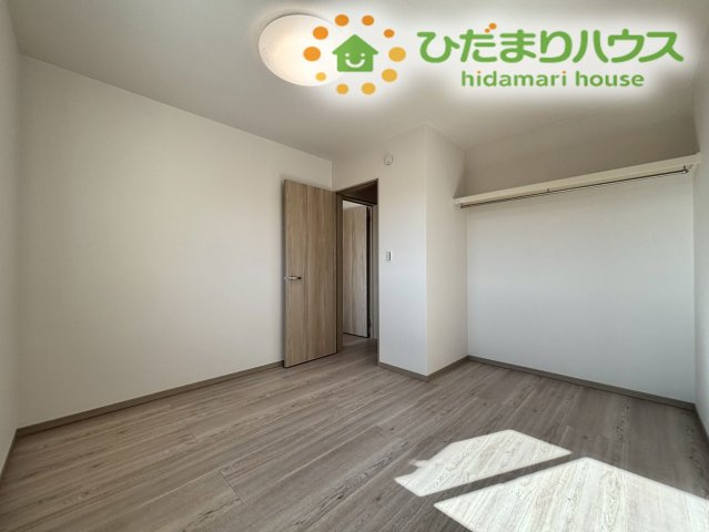こちらの洋室にもクローゼットが完備されており、お片付けの習慣が自然と身につきます！おもちゃや季節の荷物をスッキリ収納できるため、いつでもお部屋をのびのびと広く使えるのが嬉しいポイントです！