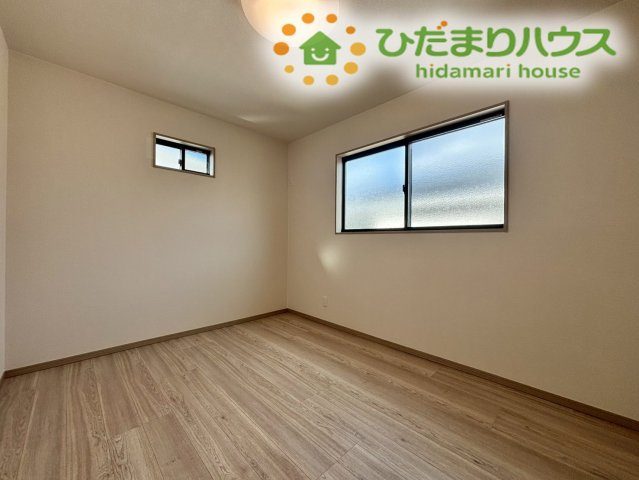 2階にある3つ目の洋室も、2面採光で明るく非常に風通しの良い空間です！独立性が高いため、お子様のお部屋としてはもちろん、静かに集中できるリモートワーク用の書斎や趣味の部屋としても活用できます！