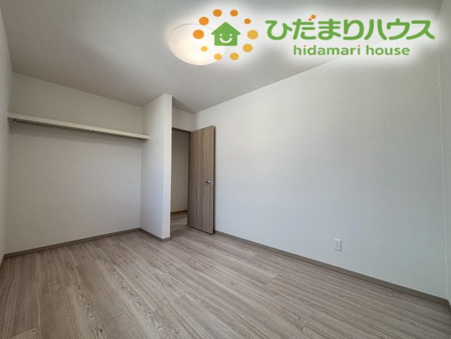 シンプルな内装デザインになっており、どんなインテリアとも相性バッチリです！クローゼットが完備されているため余計な家具を買い足す必要がなく、限られた空間を有効に使いながら快適に過ごすことができます♪