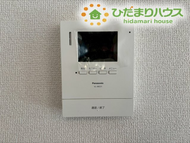 来客の顔を室内から確認できる、録画機能付きのモニターホンです！留守中の訪問者も後から確認できるため防犯面でも心強く、お子様のお留守番時や突然の訪問の際でも落ち着いて対応できます！