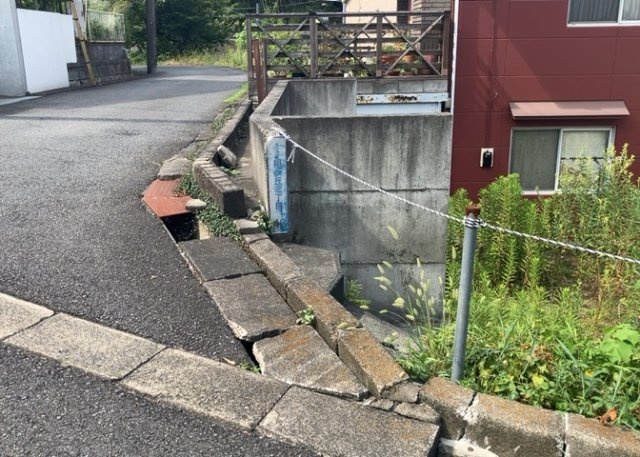 土地の面積＝住宅面積ではありません。建ぺい率の問題などで、土地のある場所によって住宅を建てられる面積は限られています。高さもしかり、「土地」という言葉の中には、建築条件も含まれると考えておきましょう。