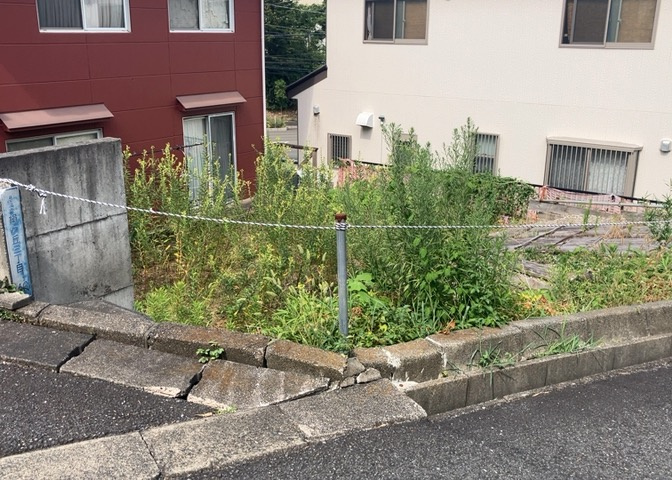 家を建てる場合、方位は要チェックです。現実的に日当たりのよい家ならばリビングは南側、建築基準法でも北側に当たる家への配慮は求められています。土地を見学に行く際は、方位磁針を持って行くようにしましょう。