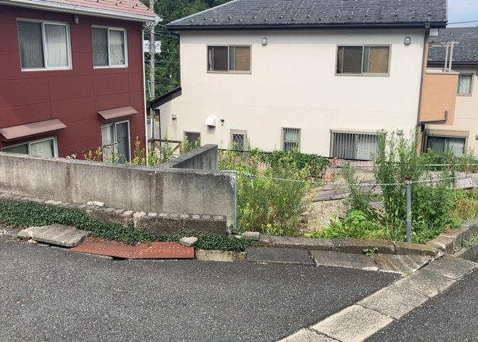 土地を買う際、住む地域の自治体や福祉の補助制度にも注目してみましょう。子供や老人の医療補助やゴミ出しのルールなど、自治体によってルールに大きな違いがあるため、暮らしやすい土地で判断するとよいでしょう。