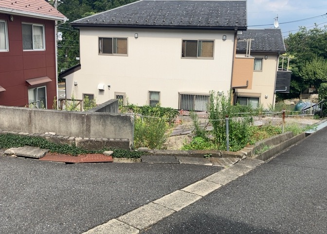土地の前の道路に消火栓が設置されていることがあります。この場合、道路交通法第45条第1項により、駐車禁止の場所が指定されています。そのため、車庫などの駐車スペースをつくることができない場合があります。